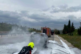 Yanan araca itfaiye müdahale etti