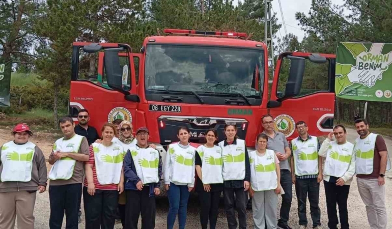 Bilecik’te gençler ormanda çöp toplayarak doğaya nefes oldu