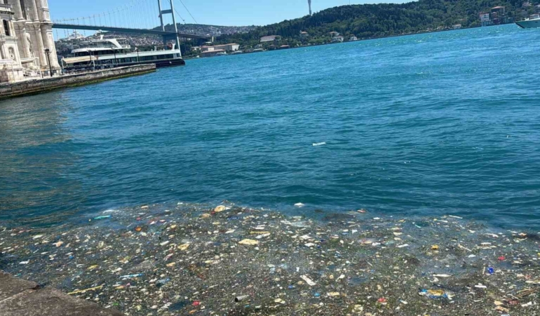 Ortaköy Sahili’nde kirlilik tepki çekti: Vatandaşlardan temizlik çağrısı