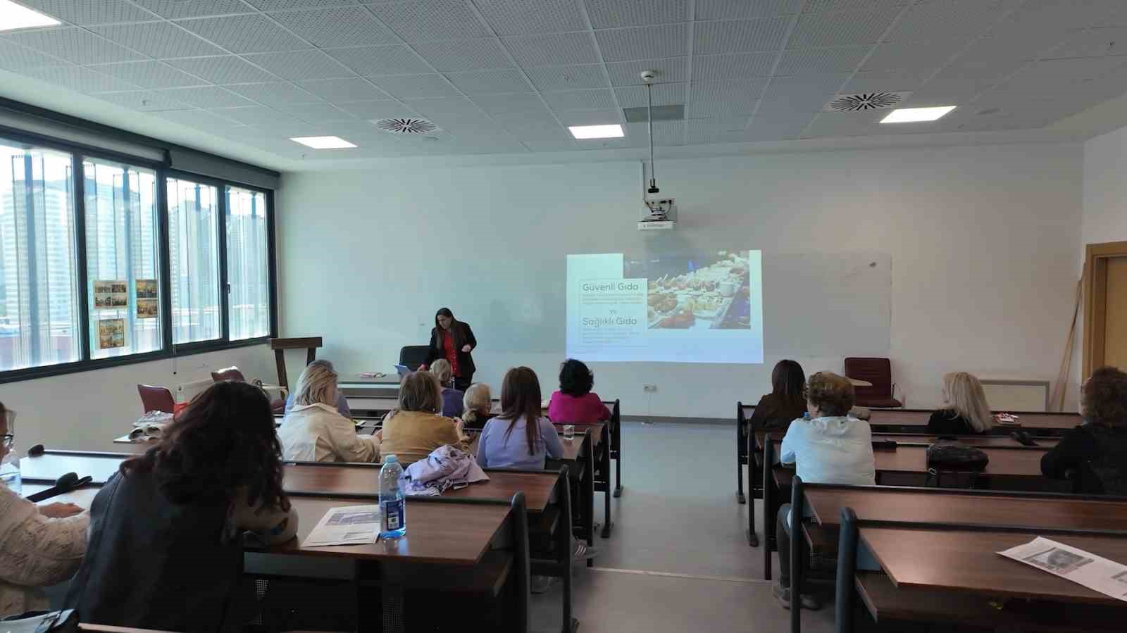 Kadıköy’de Üçüncü Yaş Üniversitesi ile hayat boyu öğrenme modeli genişliyor