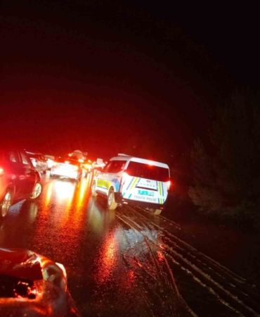 Dere taşması yolu tek şeride düşürdü