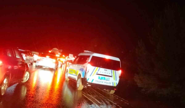 Dere taşması yolu tek şeride düşürdü