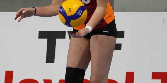 Ayvalıklı genç voleybolcu Minel Yalçın milli takım kampına davet edildi