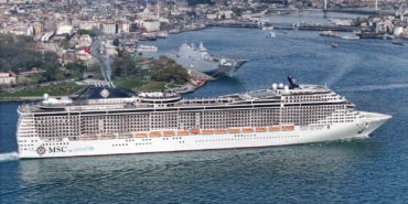 TCG Anadolu turistlerin ilgi odağı oldu