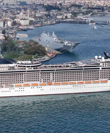 TCG Anadolu turistlerin ilgi odağı oldu