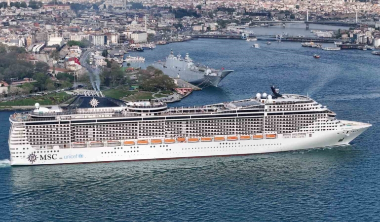 TCG Anadolu turistlerin ilgi odağı oldu