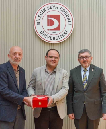 BŞEÜ’ye gümüş madalya ve madalya beratı takdimi