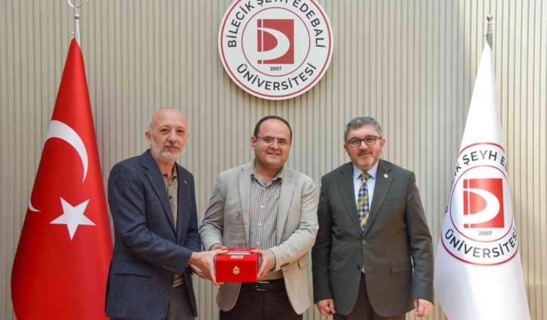 BŞEÜ’ye gümüş madalya ve madalya beratı takdimi