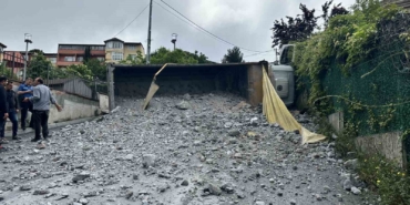 Sarıyer’de moloz yüklü kamyon geri kayarak devrildi, sürücü yaralandı