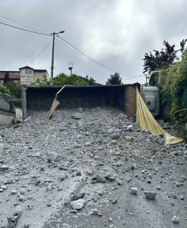 Sarıyer’de moloz yüklü kamyon geri kayarak devrildi, sürücü yaralandı