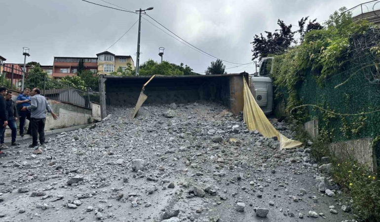 Sarıyer’de moloz yüklü kamyon geri kayarak devrildi, sürücü yaralandı