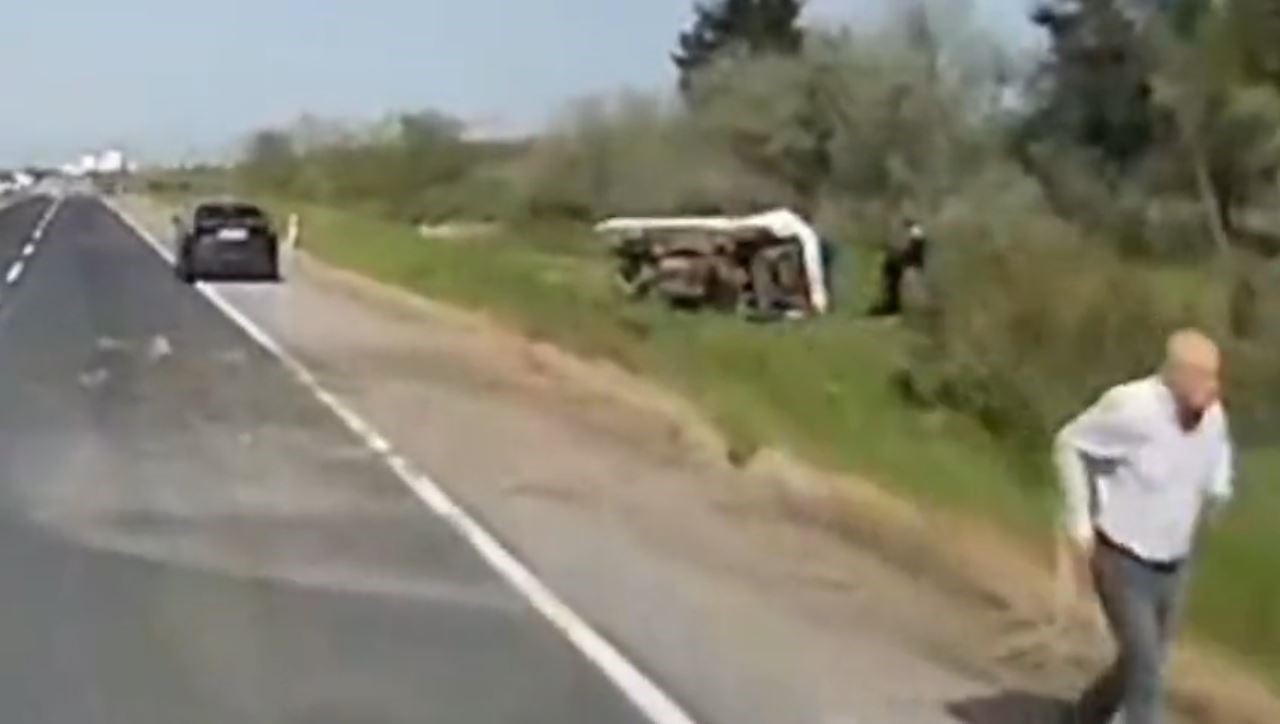 Silivri’de kontrolden çıkan kamyonet yan yattı