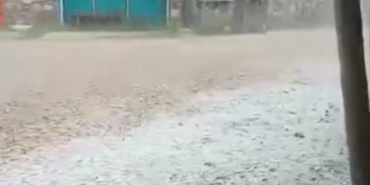 Bursa’da ceviz büyüklüğünde dolu yağdı...Camlar kırılma noktasına geldi