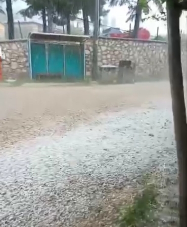 Bursa’da ceviz büyüklüğünde dolu yağdı...Camlar kırılma noktasına geldi