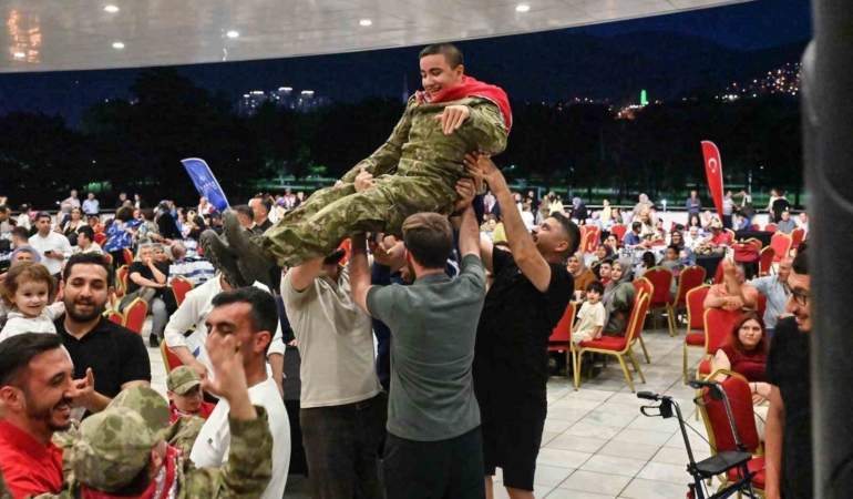 Bursa’da en özel askerlere renkli kına eğlencesi