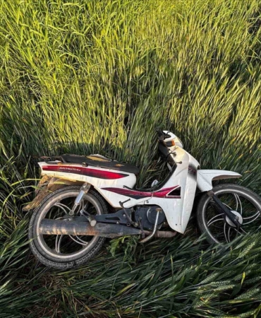 Direksiyon hakimiyetini kaybeden motosiklet sürücüsü tarlaya uçtu: 2 yaralı