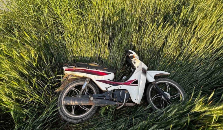 Direksiyon hakimiyetini kaybeden motosiklet sürücüsü tarlaya uçtu: 2 yaralı