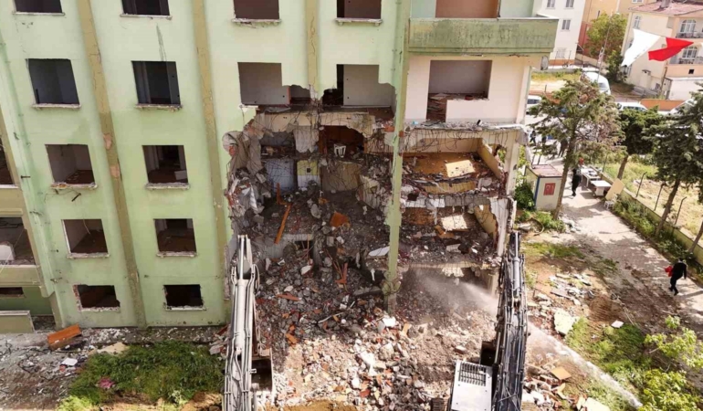 Büyükçekmece’de güvenli kent hedefiyle 40 bağımsız bölümden oluşan 3 riskli yapı yıkıldı