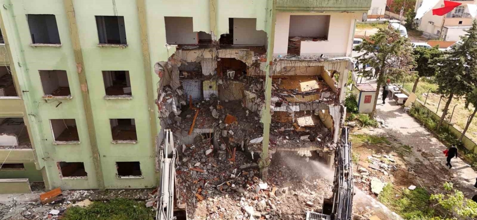 Büyükçekmece’de güvenli kent hedefiyle 40 bağımsız bölümden oluşan 3 riskli yapı yıkıldı