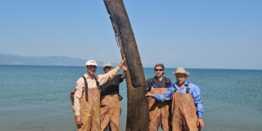 İznik Gölü’nde balıkçıların ağına tarihi gemi dümeni takıldı