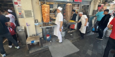 Taksim’de doğalgaz onarımı uzun sürünce esnaf, çareyi tüp kullanarak buldu
