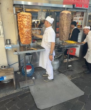 Taksim’de doğalgaz onarımı uzun sürünce esnaf, çareyi tüp kullanarak buldu