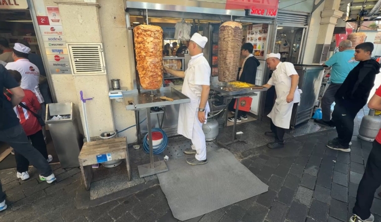 Taksim’de doğalgaz onarımı uzun sürünce esnaf, çareyi tüp kullanarak buldu