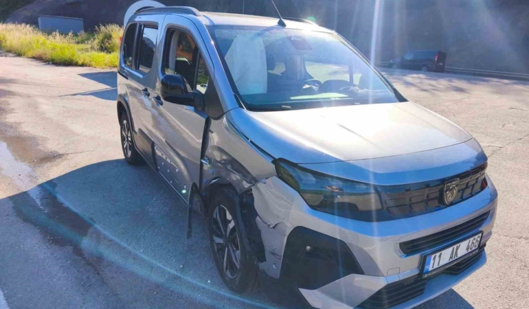 Bilecik’te iki otomobil çarpıştı: 4 yaralı
