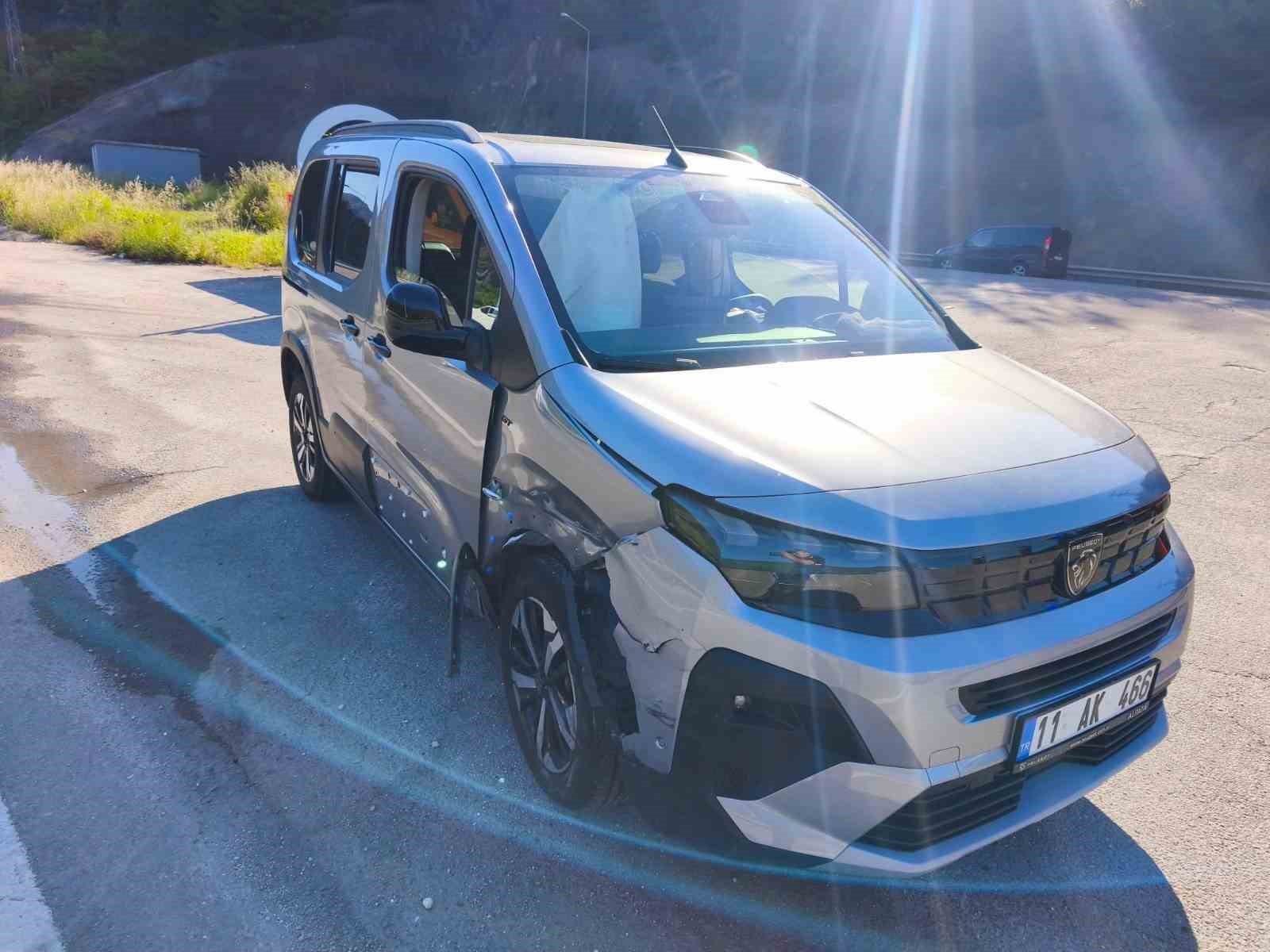 Bilecik’te iki otomobil çarpıştı: 4 yaralı