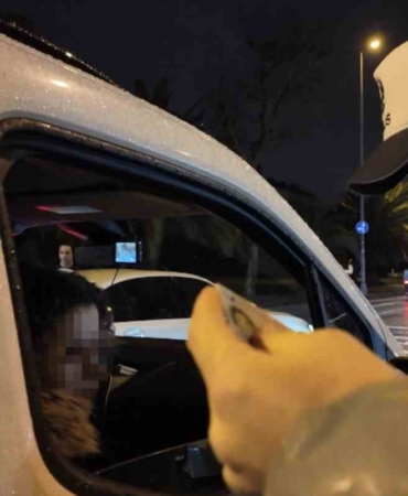 Eşinin sürüşünü beğenmeyip direksiyona geçti, ehliyetinden oldu