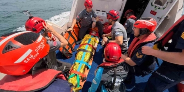 Yalova açıklarında gemide yaralanan personel tahliye edildi