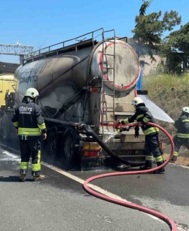 Seyir halindeki beton yüklü kamyon alevlere teslim oldu