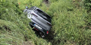 Su kanalına devrilen otomobildeki 2 kişi yaralandı