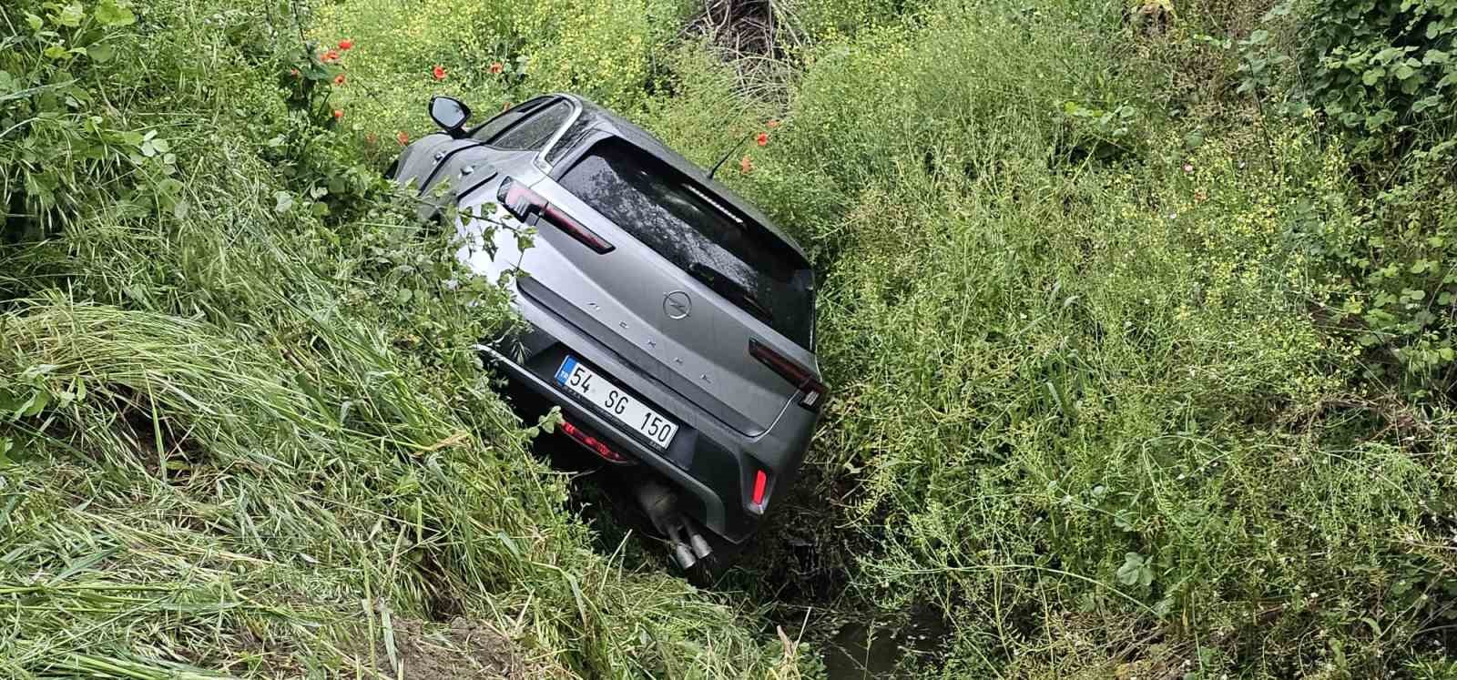 Su kanalına devrilen otomobildeki 2 kişi yaralandı