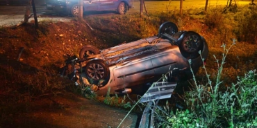 Hurdaya dönen otomobili bırakıp kaçtılar