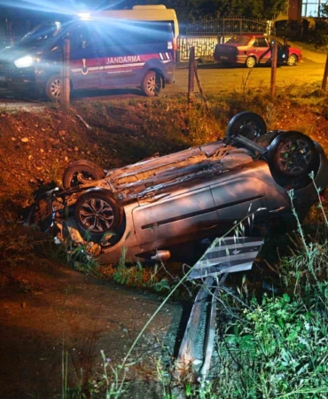 Hurdaya dönen otomobili bırakıp kaçtılar