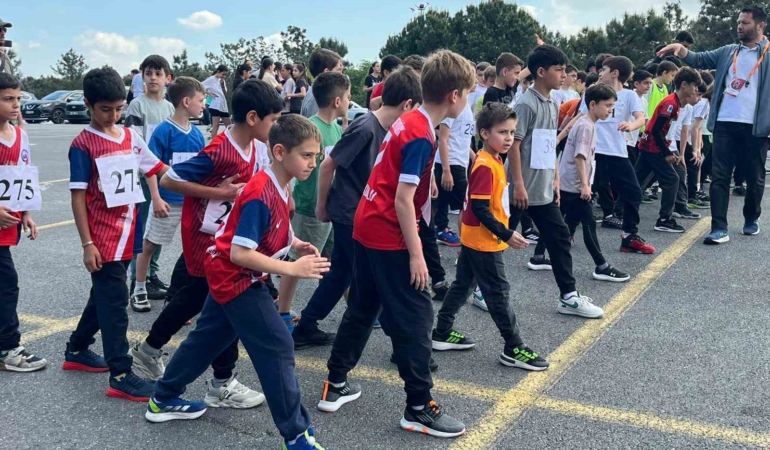 Ümraniye’de genç sporcular kros parkurunda yarıştı