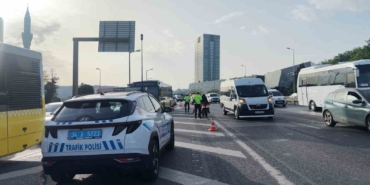 Emniyet şeridini yol gibi kullandılar, cezadan kaçamadılar