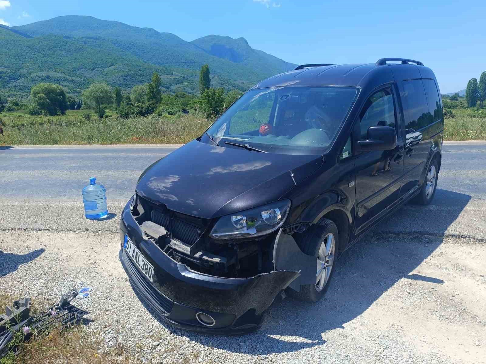 Motosiklet otomobille çarpıştı : Sürücü ağır yaralı