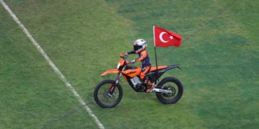 Kocaeli Stadyumu’nda Zayn Sofuoğlu’ndan motosiklet şovu