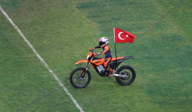 Kocaeli Stadyumu’nda Zayn Sofuoğlu’ndan motosiklet şovu