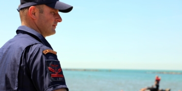 Karasu sahilinde karaya oturan geminin çevresinde denize girmek yasaklandı