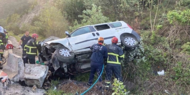 Bilecik’te kamyonet şarampole uçtu, araçta sıkışan sürücü kurtarıldı