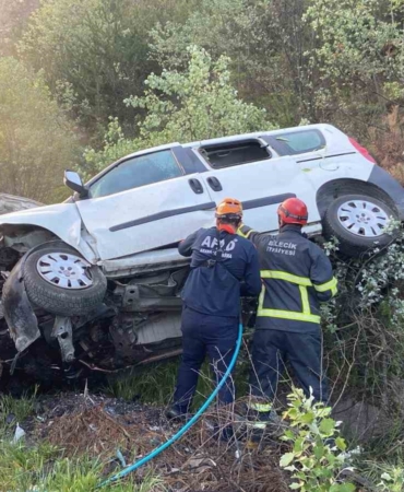 Bilecik’te kamyonet şarampole uçtu, araçta sıkışan sürücü kurtarıldı