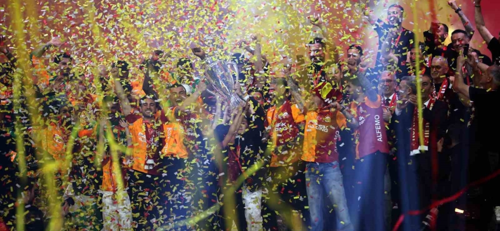 Şampiyon Galatasaray kupasını aldı