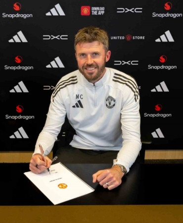Manchester United, 2 yıl daha Michael Carrick’e emanet