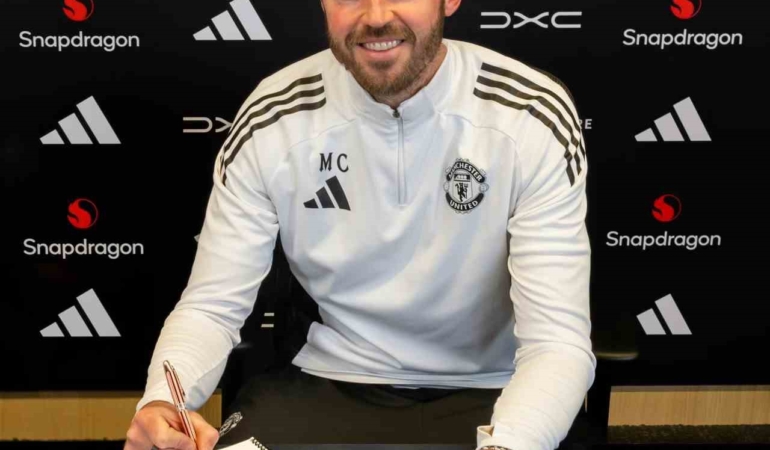 Manchester United, 2 yıl daha Michael Carrick’e emanet