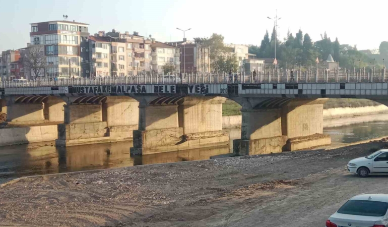 Köprüdeki dökülmüş yazı Mustafakemalpaşa’da bakımsızlığın sembolü oldu