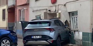Otomobil ile çarpışan cip eve girdi
