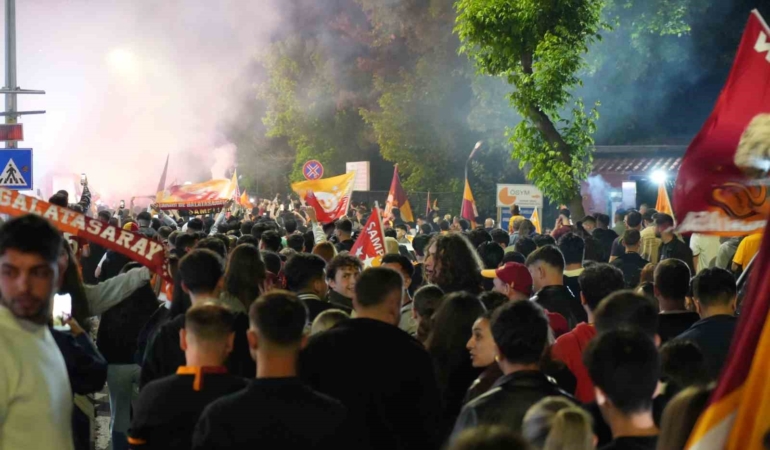 Edirne’de Galatasaraylı taraftarlardan meşaleli şampiyonluk kutlaması